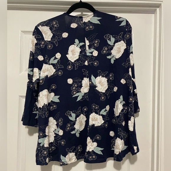 🌈3/$13 Torrid🌈 Torrid Navy Floral Women's Cardigan - Picture 2 of 2